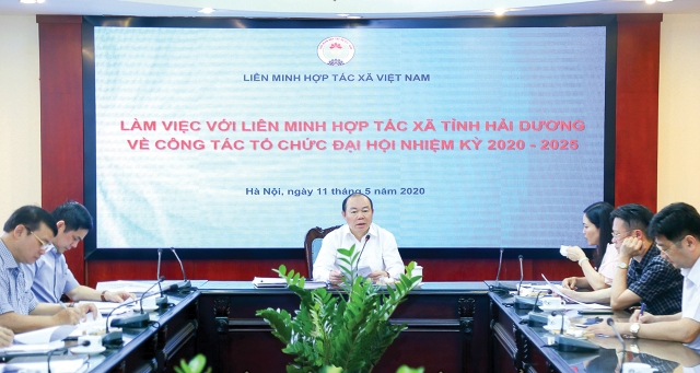 Chủ tịch Liên minh HTX Việt Nam Nguyễn Ngọc Bảo chủ trì hội nghị chỉ đạo công tác chuẩn bị Đại hội Liên minh HTX tỉnh Hải Dương.