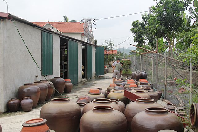 Gốm Quyết Thành khó tìm thị trường nên chủ yếu vẫn là bán lẻ (Ảnh: Phạm Duy)