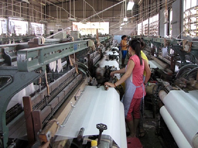 Nhờ chính sách hỗ trợ của HTX Duy Trinh, người dân đã dần cải thiện được kinh tế gia đình từ nghề dệt (Ảnh: TL)