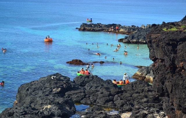 HTX thuyền thúng lặn ngắm san hô làm việc rất chuyên nghiệp, khác xa trước đây (Ảnh: TL)