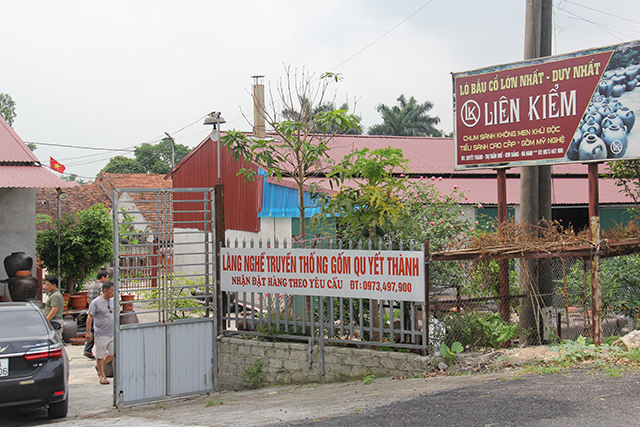 Sự hỗ trợ của nhà nước, sự liên kết của doanh nghiệp và ý thức của các chủ xưởng về mẫu mã, chất lượng sản phẩm, tìm kiếm thị trường sẽ giúp gốm Quyết Thành đứng vững trên thị trường (Ảnh: Phạm Duy)