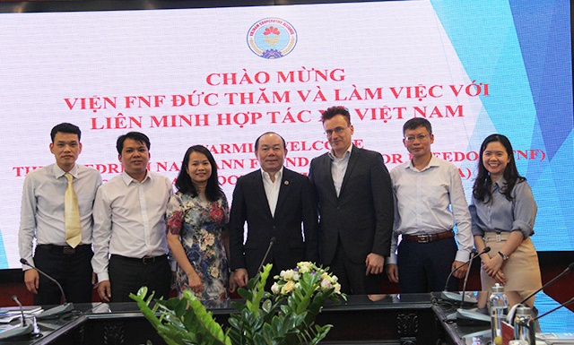 Chủ tịch Nguyễn Ngọc Bảo và cán bộ của VCA chụp ảnh lưu niệm với đoàn FNF (Ảnh: Phạm Duy)