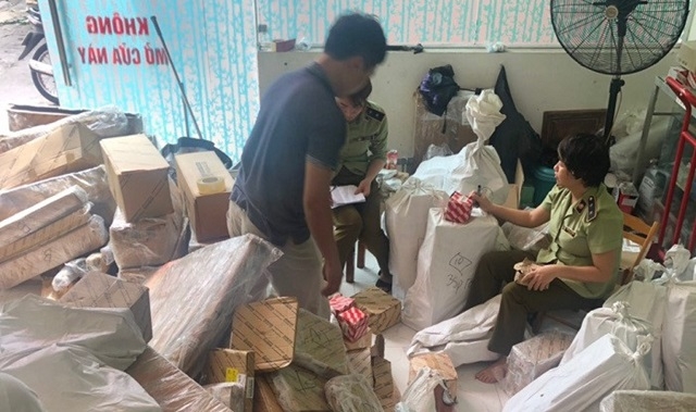 Tạm giữ lượng lớn phụ tùng ô tô có dấu hiệu giả mạo nhãn hiệu BMW, Mercedes-Benz, Toyota (Ảnh Tổng cục QLTT)