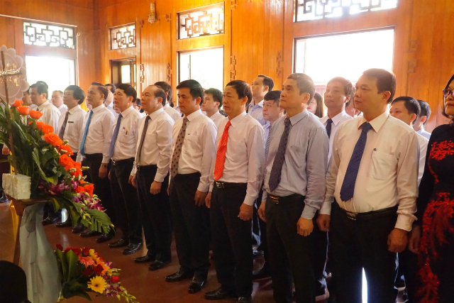 Các đồng chí Thường trực, Thường vụ Liên minh Hợp tác xã Việt Nam và các thành viên trong Hệ thống Liên minh Hợp tác xã Việt Nam thành kính báo công với Bác.