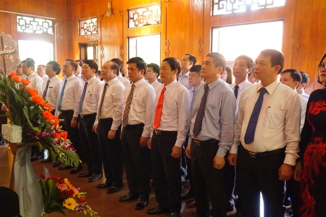 Các đồng chí Thường trực, Thường vụ Liên minh Hợp tác xã Việt Nam và các thành viên trong Hệ thống Liên minh Hợp tác xã Việt Nam thành kính báo công với Bác.