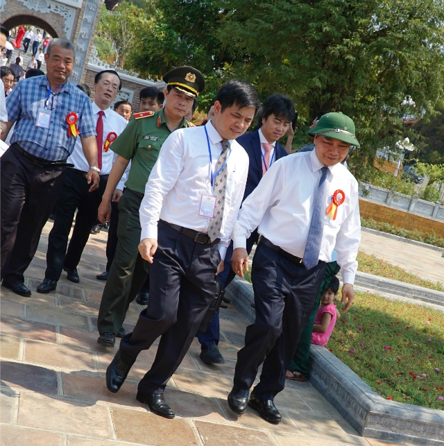 Phó Chủ tịch Liên minh HTX Việt Nam Nguyễn Văn Thịnh tháp tùng Thủ tướng Nguyễn Xuân Phúc dự lễ khánh thành Đền Chung Sơn.