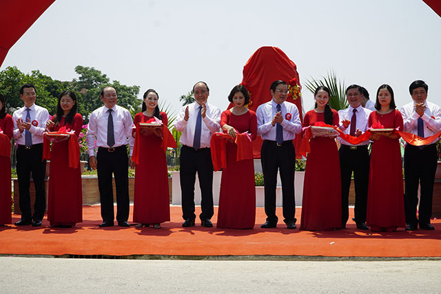 Thủ tướng Nguyễn Xuân Phúc cùng các đồng chí lãnh đạo Đảng và Nhà nước cắt băng khánh thành công trình
