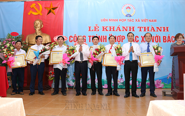 Các cá nhân nhận bằng khen đã có thành tích xuất sắc trong quá trình xây dựng công trình Hợp tác xã với Bác Hồ.