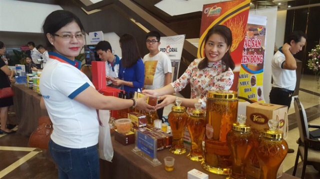 Sản phẩm của HTX Việt Hoàng tham gia hội chợ OCOP tại địa phương (ảnh TL)