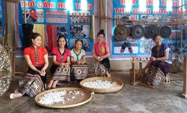 Các sản phẩm của HTX Làng nghề thổ cẩm Hoa Tiến được sử dụng nguyên liệu bông tự nhiên (Ảnh: TL)