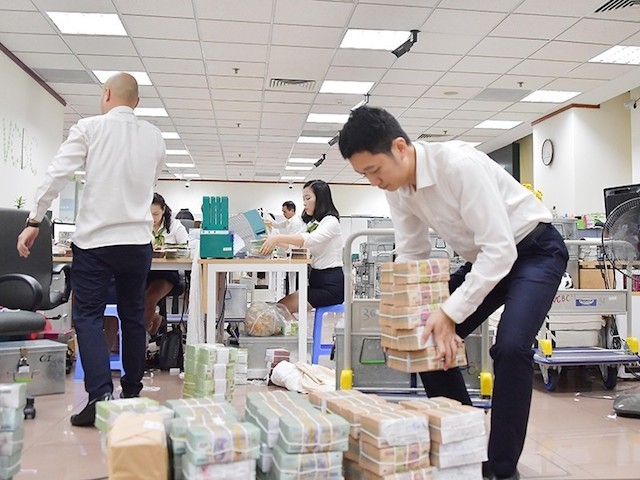 Các ngân hàng khẳng định, với giá vốn cao như hiện nay, việc đưa lãi suất cho vay về mức 4-5%/năm là rất khó (Ảnh minh hoạ: Internet)