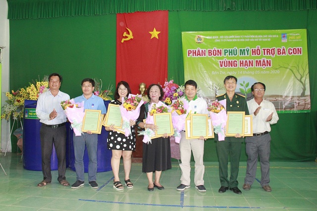 Đại diện địa phương trao thư cảm ơn, bằng khen và hoa cho PVFCCo và doanh nghiệp