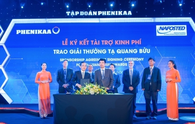 Đại diện Tập đoàn Phenikaa và Đại diện NAFOSTED ký kết về việc tài trợ kinh phí Giải thưởng Tạ Quang Bửu