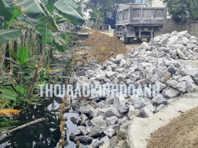 Đơn vị thi công đã không bơm nước lòng mương, nạo vét bùn lòng mương và đóng đủ cọc tre theo thiết kế được duyệt