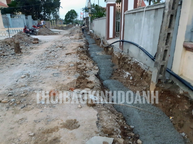 Hạng mục mương thoát nước, một số vị trí đơn vị thi công không trải lớp đá lót, mà đổ bê tông trực tiếp