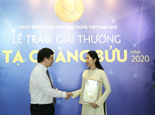 GS.TS. Phạm Thành Huy, Hiệu trường Trường Đại học Phenikaa chúc mừng PGS.TS. Vương Thị Ngọc Lan một trong ba nhà khoa học đoạt giải thưởng Tạ Quang Bửu năm 2020
