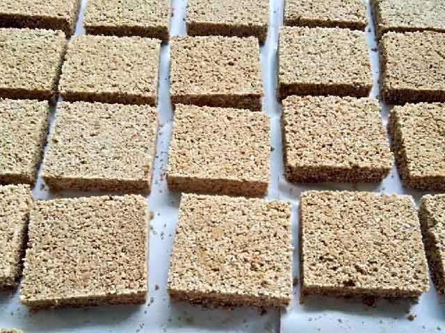 Khoai chà trộn với đường in thành bánh chà đường (Ảnh: TL)