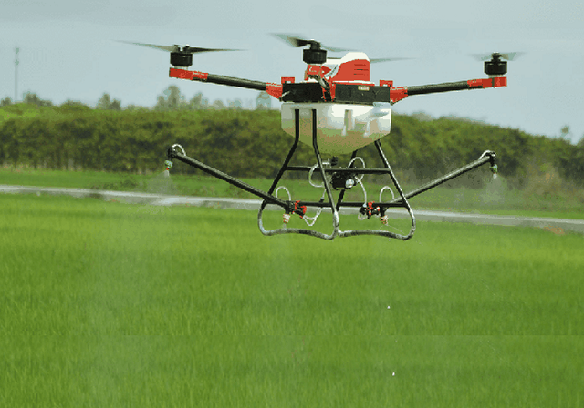 Máy bay không người lái giúp người dân không phải vất vả đi phun thuốc bảo vệ thực vật (Ảnh: TL)