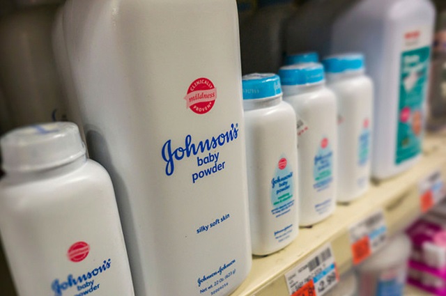 Johnson & Johnson ngừng bán phấn rôm trẻ em vì cáo buộc có chất gây ung thư (Ảnh Internet)