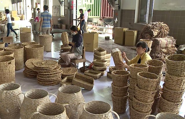 Hoạt động sản xuất đồ thủ công mỹ nghệ tại Phân xưởng HTX mây tre lá Ba Nhất (ảnh: Tư liệu)