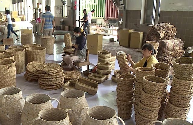 Hoạt động sản xuất đồ thủ công mỹ nghệ tại Phân xưởng HTX mây tre lá Ba Nhất (ảnh: Tư liệu)