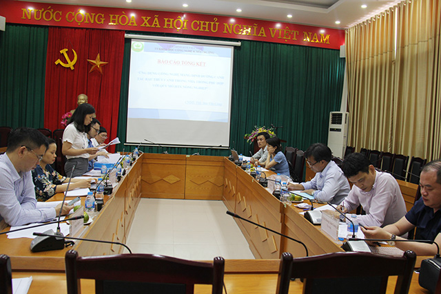 Hội đồng nghiệm thu đề tài Ứng dụng quy trình kỹ thuật trồng xen canh cây đinh lăng dược liệu với cây công nghiệp theo tiêu chuẩn phù hợp với quy mô HTX nông nghiệp (Ảnh: Phạm Duy)