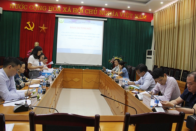 Hội đồng nghiệm thu đề tài Ứng dụng quy trình kỹ thuật trồng xen canh cây đinh lăng dược liệu với cây công nghiệp theo tiêu chuẩn phù hợp với quy mô HTX nông nghiệp (Ảnh: Phạm Duy)