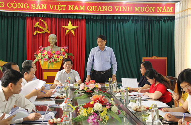 Chủ tịch Liên minh HTX tỉnh Phú Thọ, Nguyễn Thanh Nam báo cáo công tác chuẩn bị đại hội với Phó Chủ tịch Liên minh HTX Việt Nam Nguyễn Văn Thịnh và đoàn công tác số 1 (Ảnh: Phạm Duy)