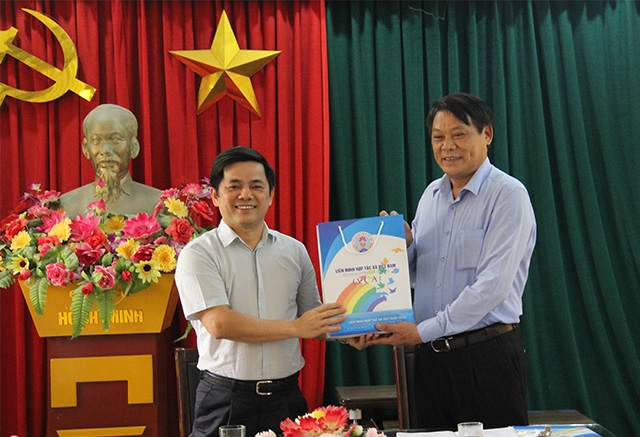 Phó Chủ tịch Liên minh HTX Việt Nam tặng quà cho Liên minh HTX tỉnh Phú Thọ sau buổi làm việc (Ảnh: Phạm Duy)