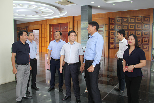 Phó chủ tịch Liên minh HTX Việt Nam Nguyễn Văn Thịnh kiểm tra công tác chuẩn bị hội trường, khánh tiết đại hội Liên minh HTX tỉnh Phú Thọ (Ảnh: Phạm Duy)