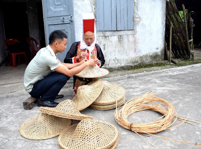 Phát triển nghề làm nón Đại Hiệp truyền thống đem lại thu nhập co bà con dân tộc thiểu số tại Quảng An (ảnh TL)