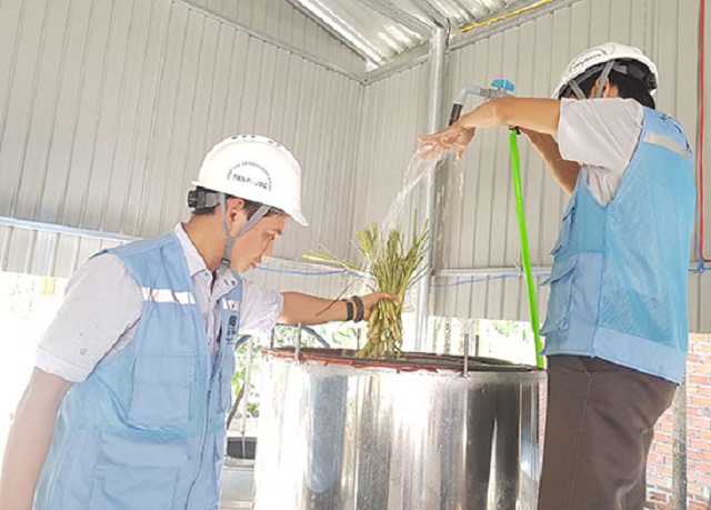 Anh Võ Duy Nghĩa đang kiểm tra lò nấu tinh dầu sả (Ảnh: TL)