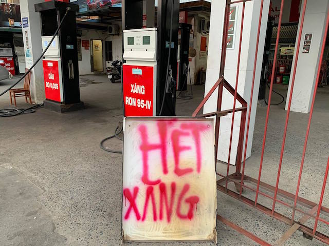 Một cửa hàng xăng dầu tại La Khê, Hà Đông (Hà Nội) treo biển hết xăng vào chiều ngày 26/5