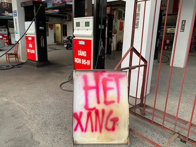 Một cửa hàng xăng dầu tại La Khê, Hà Đông (Hà Nội) treo biển hết xăng vào chiều ngày 26/5