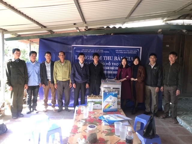 Liên minh HTX Việt Nam bàn giao thiết bị hỗ trợ cho HTX Chăn nuôi Mường Mùn.