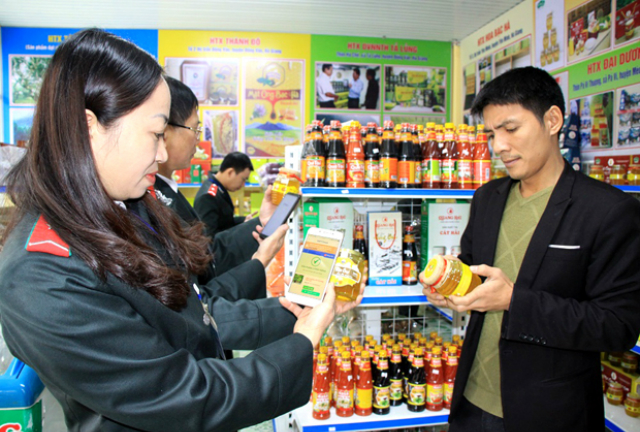 Các cơ quan chức năng kiểm tra mã vạch và truy xuất nguồn gốc mật ong bạc hà Mèo Vạc (Ảnh: TL)