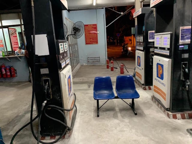 Cửa hàng này thông báo hết xăng A95 dù trong bồn chứa vẫn còn