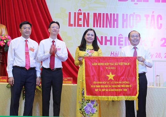 Chủ tịch Liên minh HTX Việt Nam Nguyễn Ngọc Bảo tặng Cờ thi đua cho Liên minh HTX tỉnh Hải Dương nhiệm kỳ 2015 - 2020