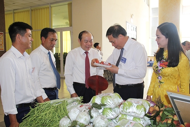 Bí thư Tỉnh ủy, Chủ tịch HĐND tỉnh Hải Dương Nguyễn Mạnh Hiển và Bí thư Đảng đoàn, Chủ tịch Liên minh HTX Việt Nam Nguyễn Ngọc Bảo thăm gian hàng trưng bày tại Đại hội