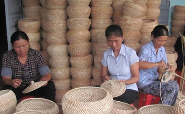 HTX thủ công mỹ nghệ Tân Thọ chú trọng đào tạo nghề cho người dân.