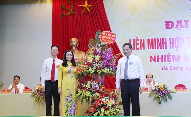 Bí thư Tỉnh ủy, Chủ tịch HĐND tỉnh Hải Dương Nguyễn Mạnh Hiển tặng hoa chúc mừng thành công của Đại hội