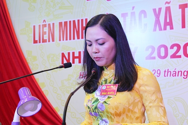 Chủ tịch Liên minh HTX tỉnh Hải Dương nhiệm kỳ 2020 - 2025 Nguyễn Thị Thu Hương trình bày báo cáo tại Đại hội