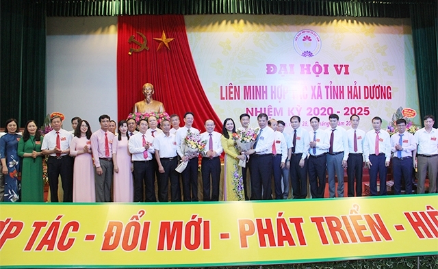 Bí thư Tỉnh ủy, Chủ tịch HĐND tỉnh Hải Dương Nguyễn Mạnh Hiển và Bí thư Đảng đoàn, Chủ tịch Liên minh HTX Việt Nam Nguyễn Ngọc Bảo tặng hoa chúc mừng Ban Chấp hành Liên minh HTX Hải Dương nhiệm kỳ 2020 - 2025