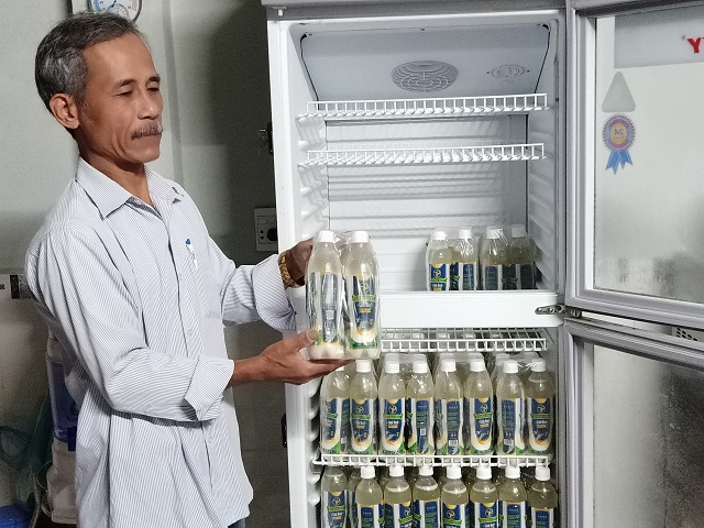 Rượu nếp mật ông có gas của THT Võ Linh Hoạt được nhiều người ưa chuộng (Ảnh: TL)