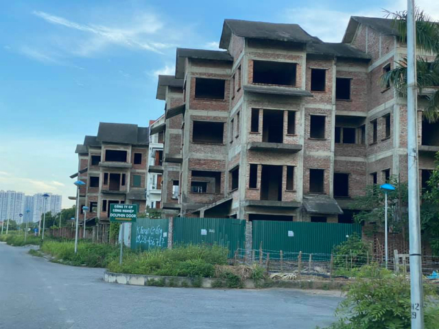 Trước đó, quy định cấm phân lô bán nền nhằm mục tiêu chống đầu cơ đất đai nhưng thực tế vẫn có nhiều dự án xây rồi bỏ hoang nhiều năm