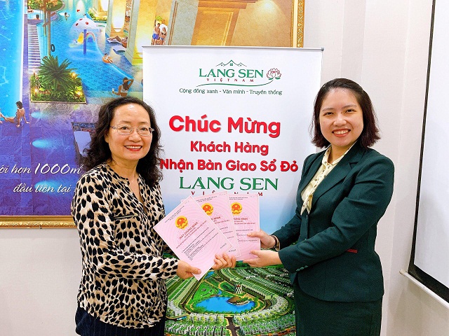 Trao giấy chủ quyền cho khách hàng