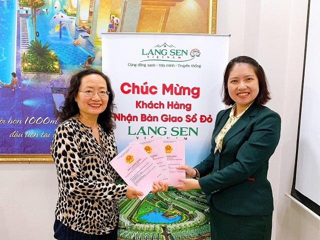 Trao giấy chủ quyền cho khách hàng