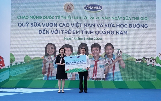 112.000 ly sữa được bà Bùi Thị Hương, Giám đốc điều hành Vinamilk trao tặng cho lãnh đạo Sở LĐTBXH tỉnh Quảng Nam