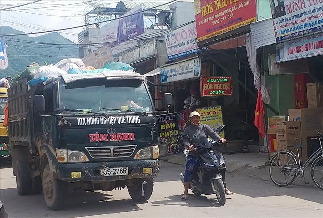 Xe tải thu gom rác của HTX Nông nghiệp Quế Trung (Ảnh: TL)