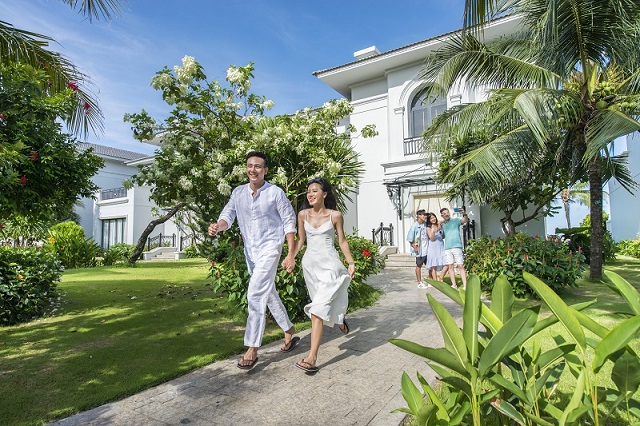 Thấp thoáng xung quanh là những bóng dừa